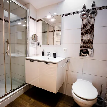 Moderne Stadtwohnung An Der Fussgaengerzone, Smart Tv, Kingsize-bett, Couch, Kueche Apartmán *