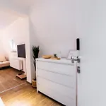Moderne Stadtwohnung An Der Fussgaengerzone, Smart Tv, Kingsize-bett, Couch, Kueche Lejlighed *