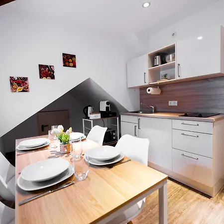 Moderne Stadtwohnung An Der Fussgängerzone, Smart Tv, Kingsize-bett, Couch, Küche Apartment *